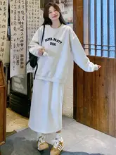春のカジュアルなスタイル！パーカーとスカートの女性用コーディネート（セットアップ対応）