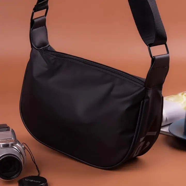 大容量のオックスフォード布斜め掛けバッグ【ユニセックス・餃子型・ショルダーバッグ】