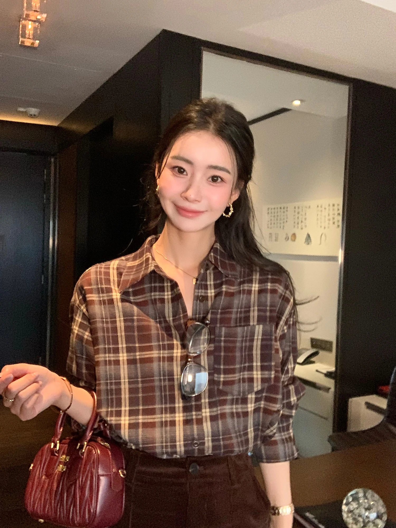 ワイドパンツ チェックシャツ おすすめ3選：どんな感じ？通勤に適す？メンズでもレディースでも使えるアイテムの選び方