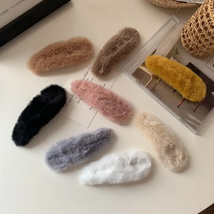秋冬用 柔らかいフェイクファー ヘアクリップ【ふわふわなデザイン・可愛い・前髪用】