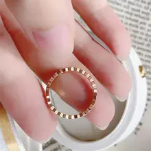 蜂の巣デザインのリング【ローズゴールド・ビジュー・重ね付け対応】