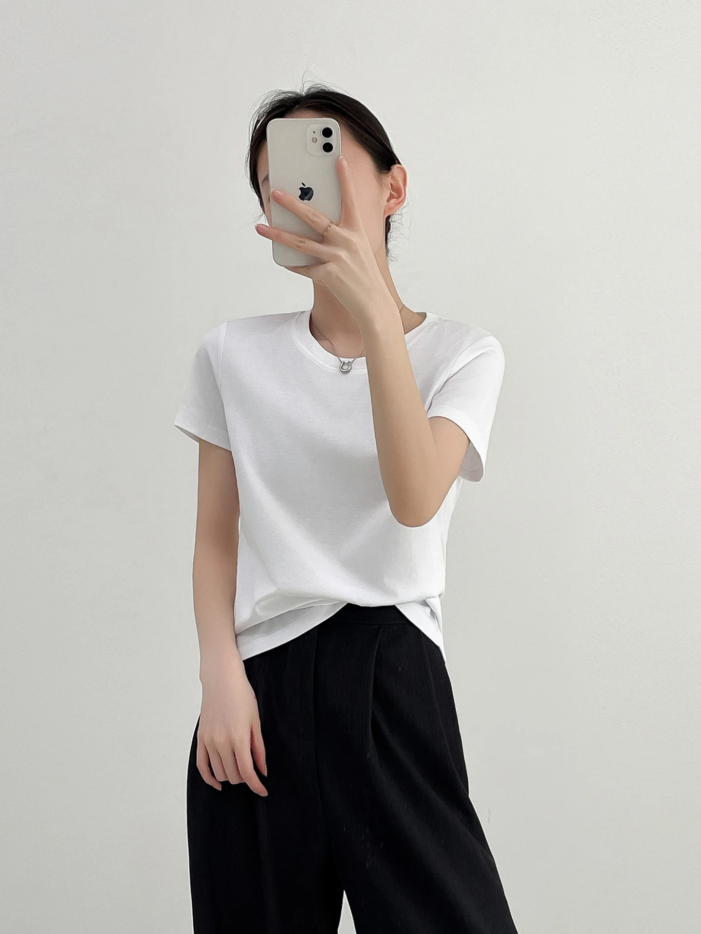極上の柔らかさのシルクコットンラウンドネック半袖Tシャツ：おしゃれ モダン な日常着の定義と実践