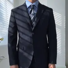 深い青のビジネスフィ  ットスーツ