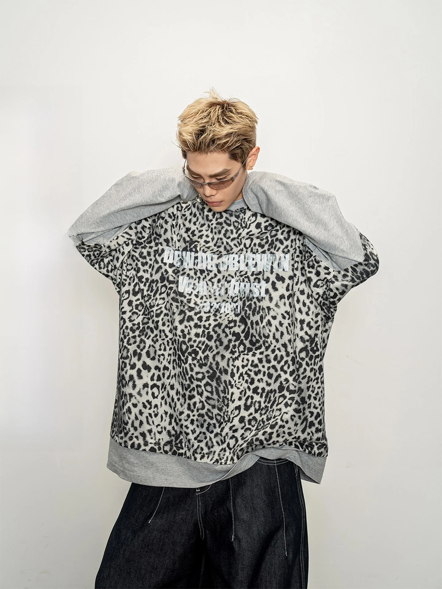 レオパード柄切替デザインの長袖Tシャツ：男女共用で実用性とスタイルを両立
