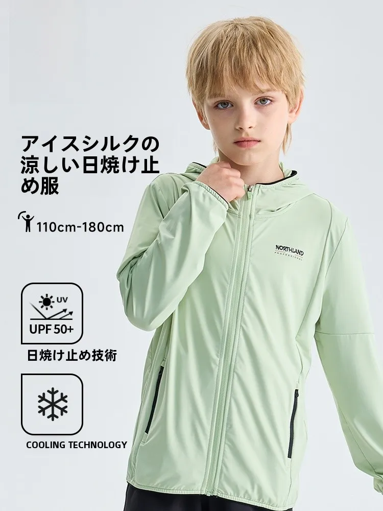 子供用パーカーの通気性とUVカット機能を実証するノースランドの軽量アウトドアジャケット