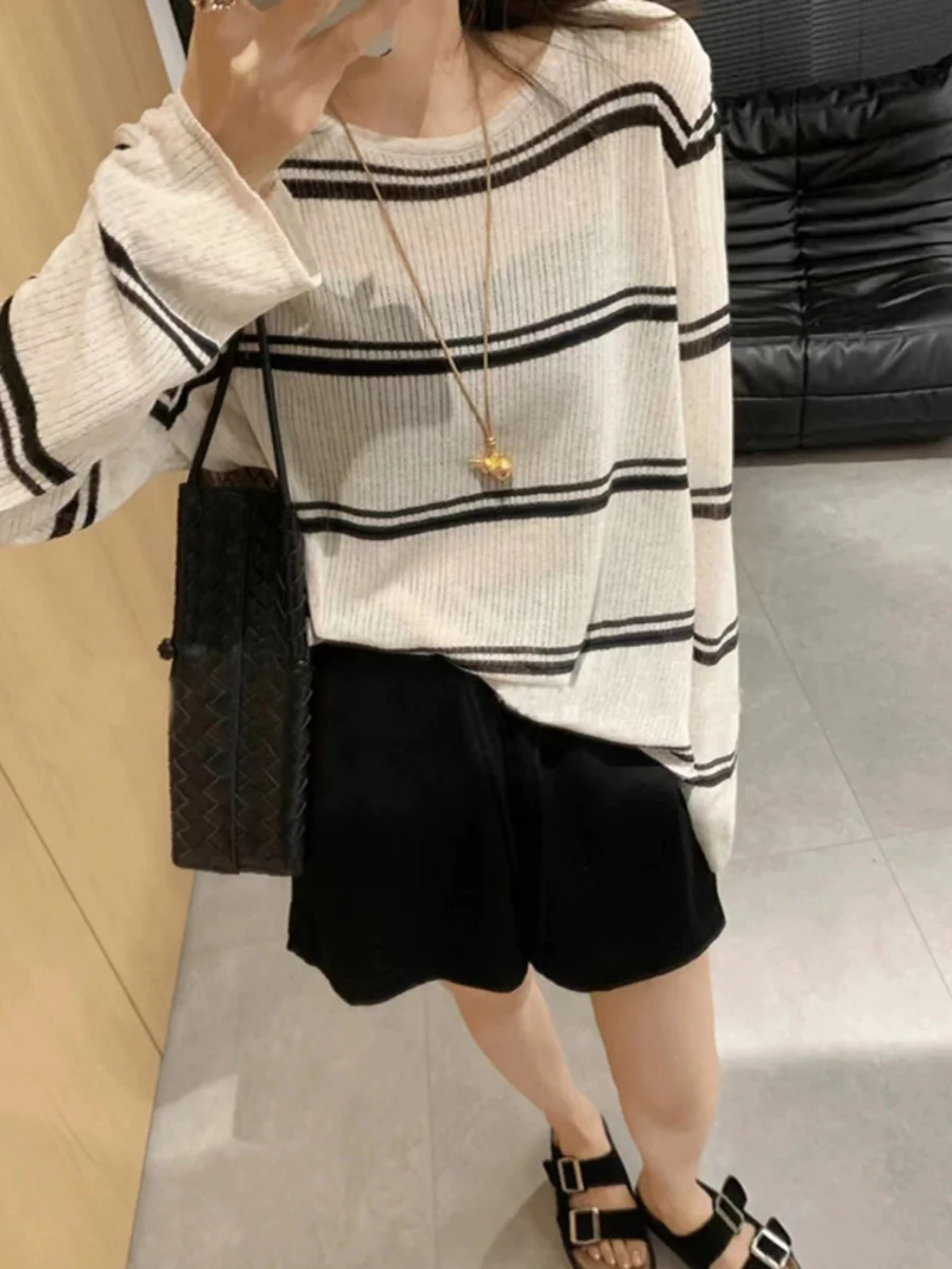 17度の日に着 るべき服装は？薄手のストライプカーディガンが解決するリアルな悩み