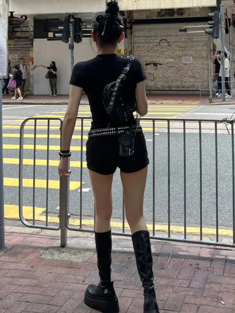 ブラックデニムショートパンツ：タイトフィットで日常を快適に