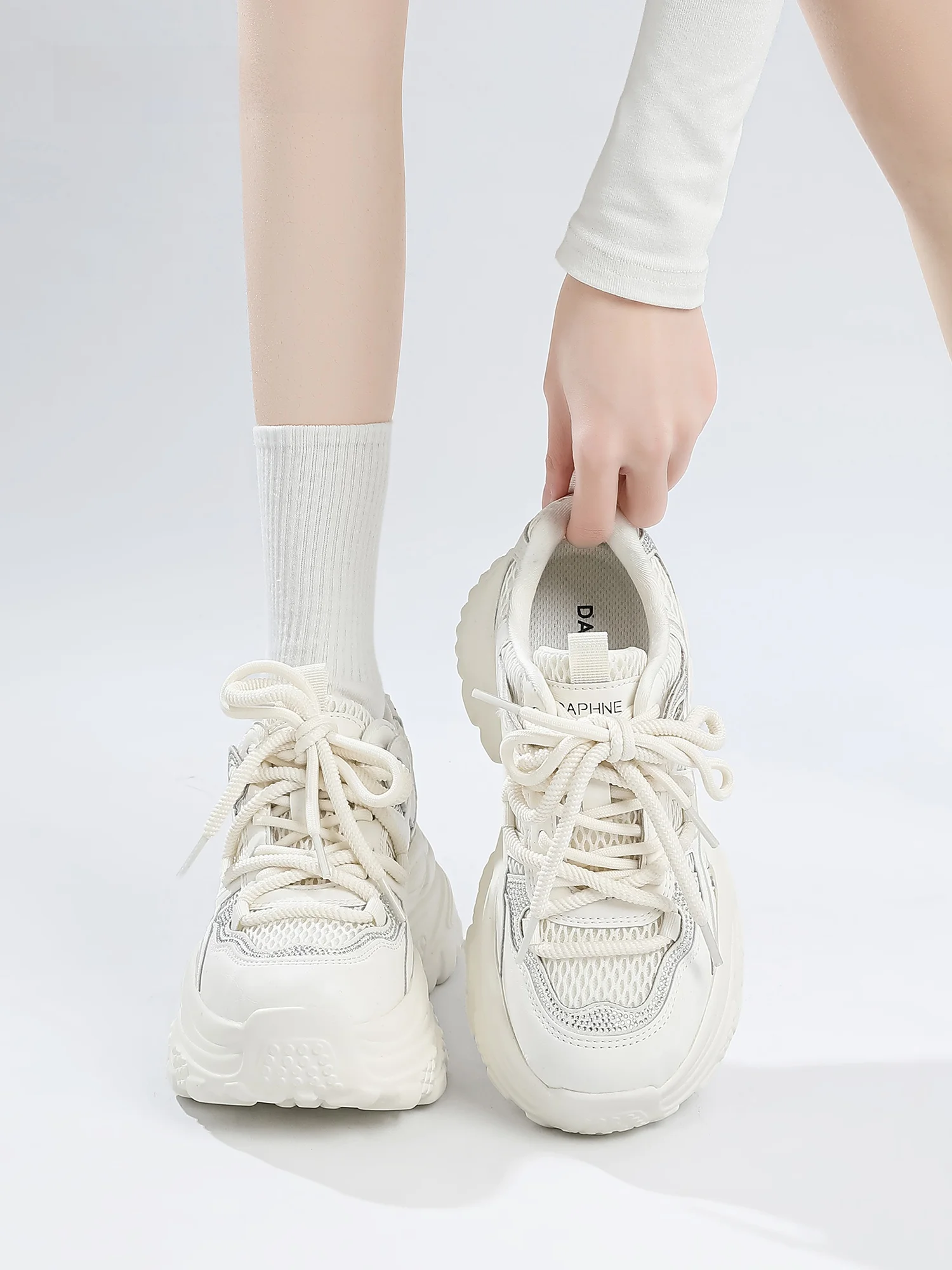 厚底デザインの女性用スニーカーは足が疲れない日常通勤に最適か