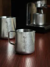 ステンレス製 コーヒーラテアートピッチャー【計量機能付き・プロ用・泡立て器】
