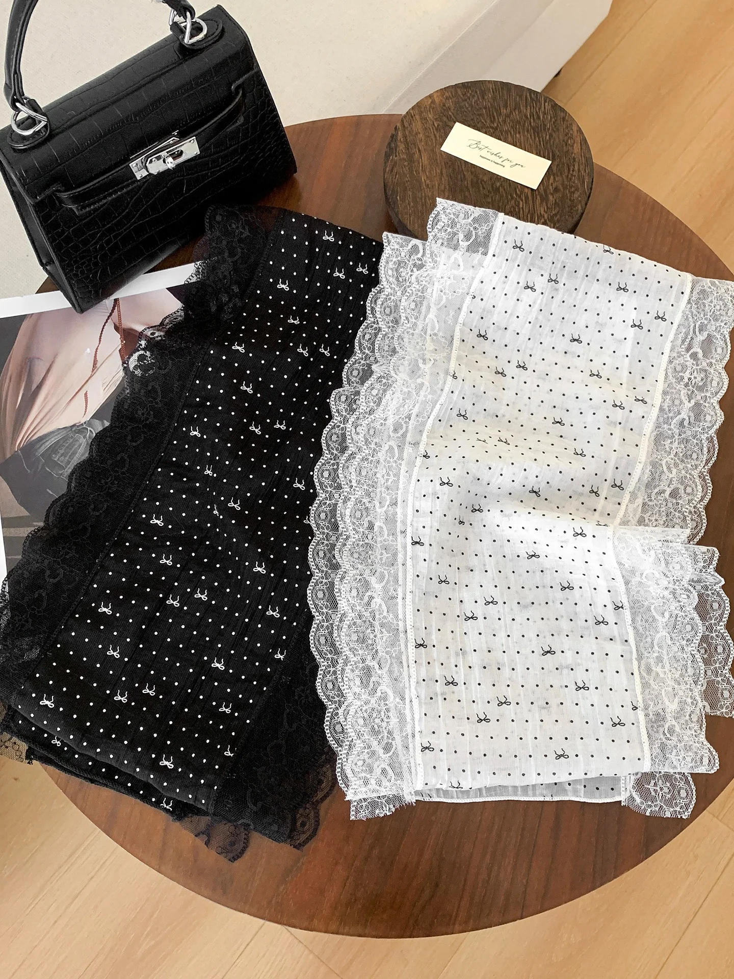 黒いドット柄リボン付きロングスカーフ：春夏季のファッションアクセサリーとしての実用性とデザイン特性