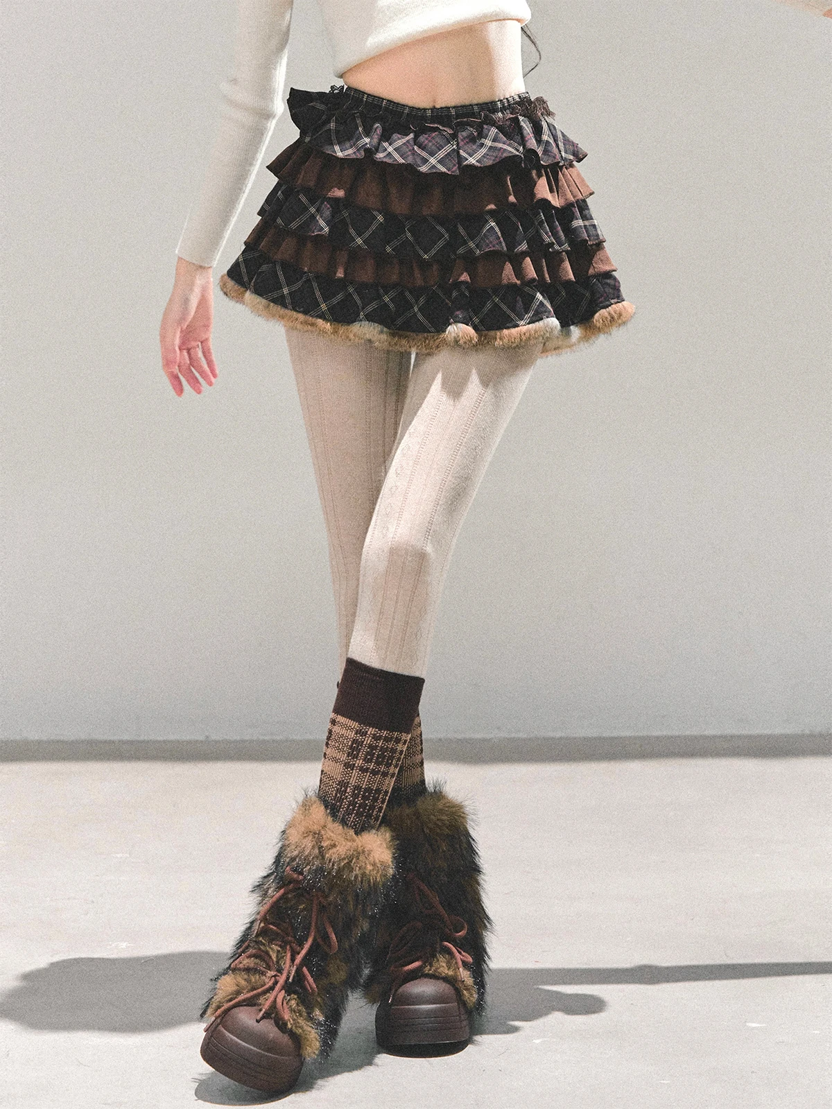 秋にぴったりの高腰ギンガムチェックフレアスカート：ミニ丈でシルエットを美しく見せる