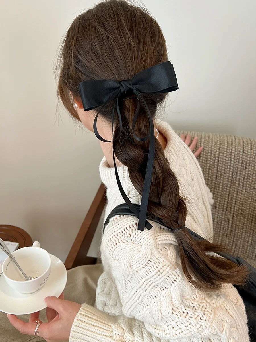黒いリボン付きヘアクリップ：ゆるいポニーテールのシンプルな固定に最適なデザイン