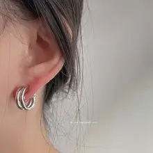 ユニークで魅力的なシルバー色のイヤリング【穴あけ不要・シンプルデザイン・通勤向け】