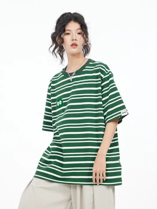 ユニセックスデザインの墨緑ストライプTシャツ【夏用・丸首・短袖】