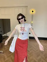 美式ロゴプリントTシャツ【ショートスリーブ・レッド・夏用】とフラワープリントスカート【ハイカット・カジュアル】（セットアップ対応）