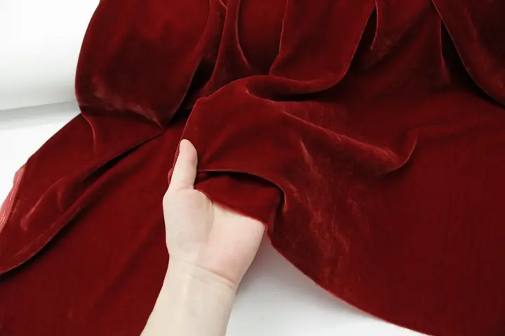 極上の柔らかさ！錆びた赤のシルクとポリエステル混合のベルベット生地【チーパオ・漢服用】
