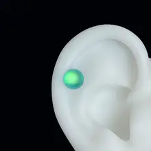 極光色のハーフサークルチタン鋼ピアス【レイザー反射・幻想的デザイン】