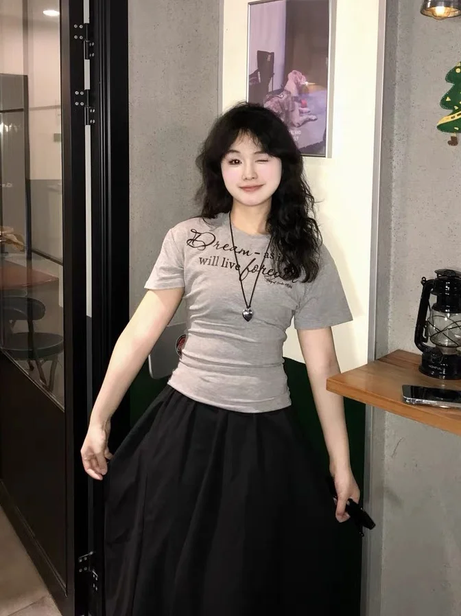 チャコールグレーTシャツはどんな色か？実は「薄いグレー」が通勤や日常で最も優しい理由