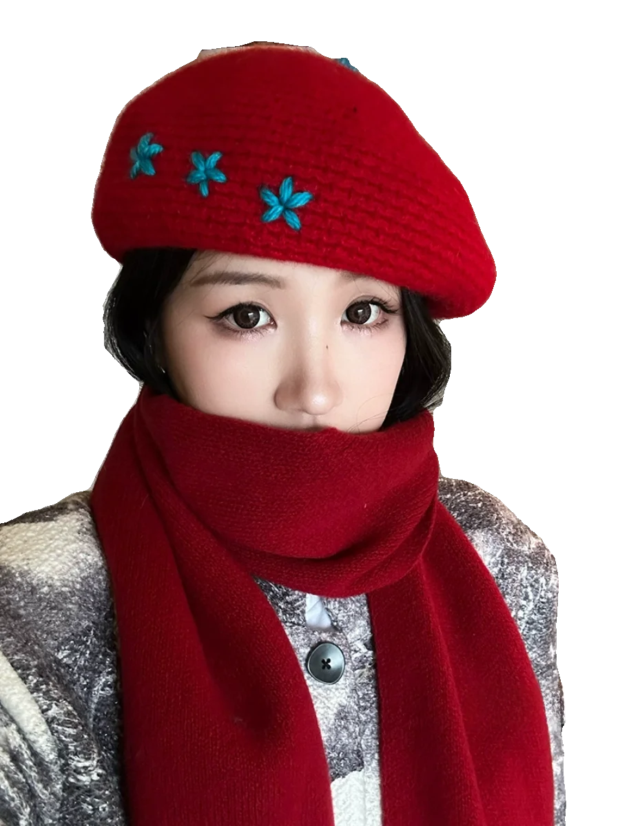 赤と青の刺繍ベレー帽：女性向け冬用ファッションアイテムのスタイルと機能