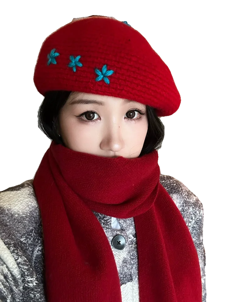 赤と青の刺繍が映えるベレー帽【新年シリーズ・上質な毛糸・シルエットが美しい】