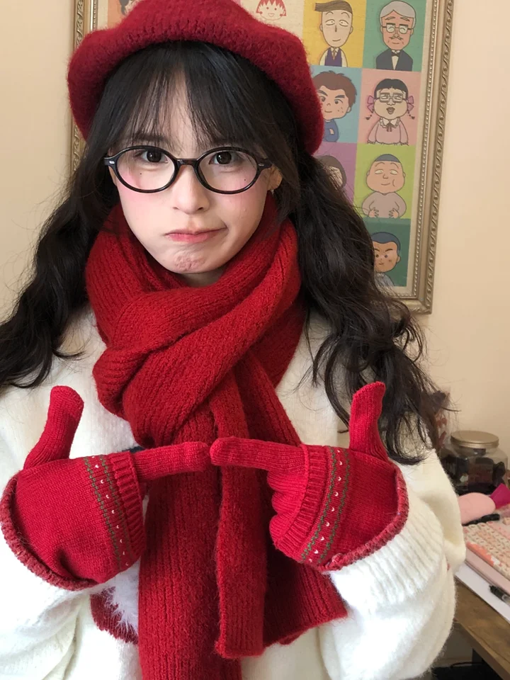 冬の暖かさを提供！赤いマフラー、帽子、手袋【クリスマス気分・極上の柔らかさ】（セットアップ対応）
