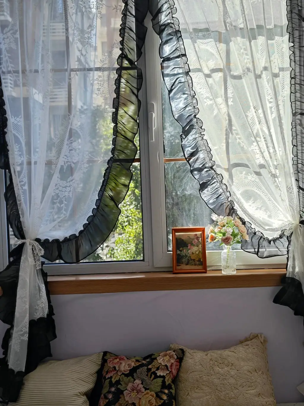 カーテンのスタイルを決めるときに見るべきポイントは？ロココスタイルが部屋の雰囲気をどう変えるか