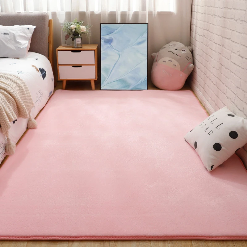 珊瑚フリースのベッドサイドラグ：子供部屋にふさわしい現代的で洗練されたデザイン