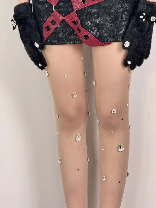 不規則な水滴デザインの立体的な手作りクリスタルピアス【自由なスタイル・カジュアル・女子向け】