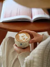 手描きの花鳥デザイン！青花陶器製コーヒーカップ【持ちやすい・贈り物にも最適】