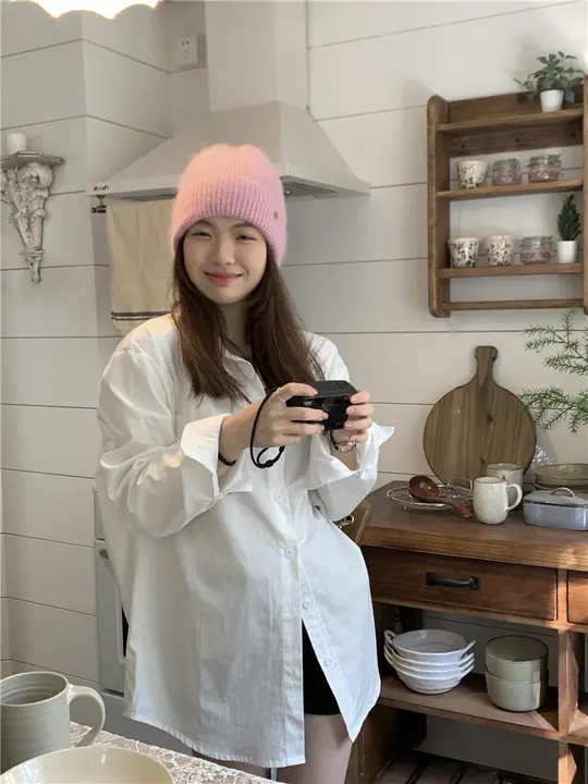 シンプルで着回し自在な白シャツ【秋用・ゆったりシルエット・中丈】