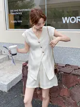 エレガントな雰囲気を演出する女性用Vネックタンクトップとショートパンツのコーディネート（セットアップ対応）
