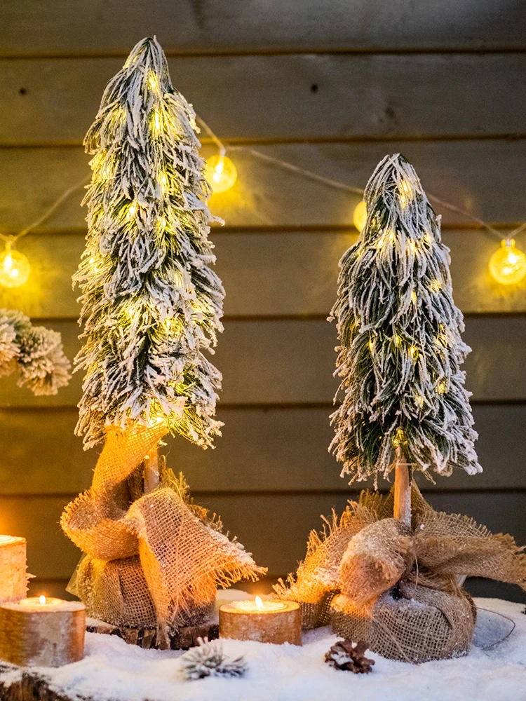 LED付き小型スノークリスマスツリー：60cmサイズの卓上飾りで光る雪を実現