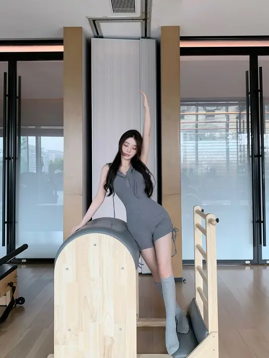 ドローストリング付きフード短袖ヨガオールインワン【美背デザイン・ショートパンツ・女性用】
