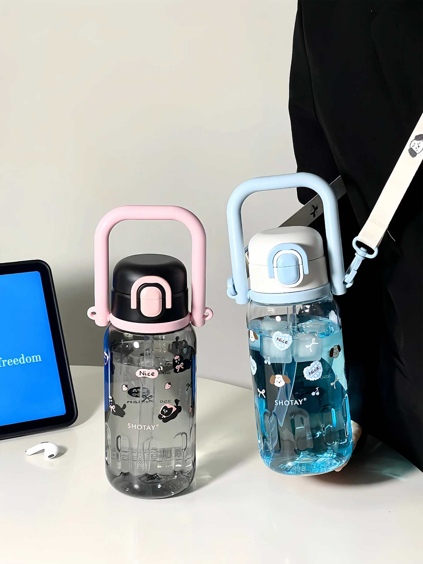 耐熱性の可愛いトライ タン製斜め掛け水筒：水筒紐付きの実用性と女性向けデザインの検証