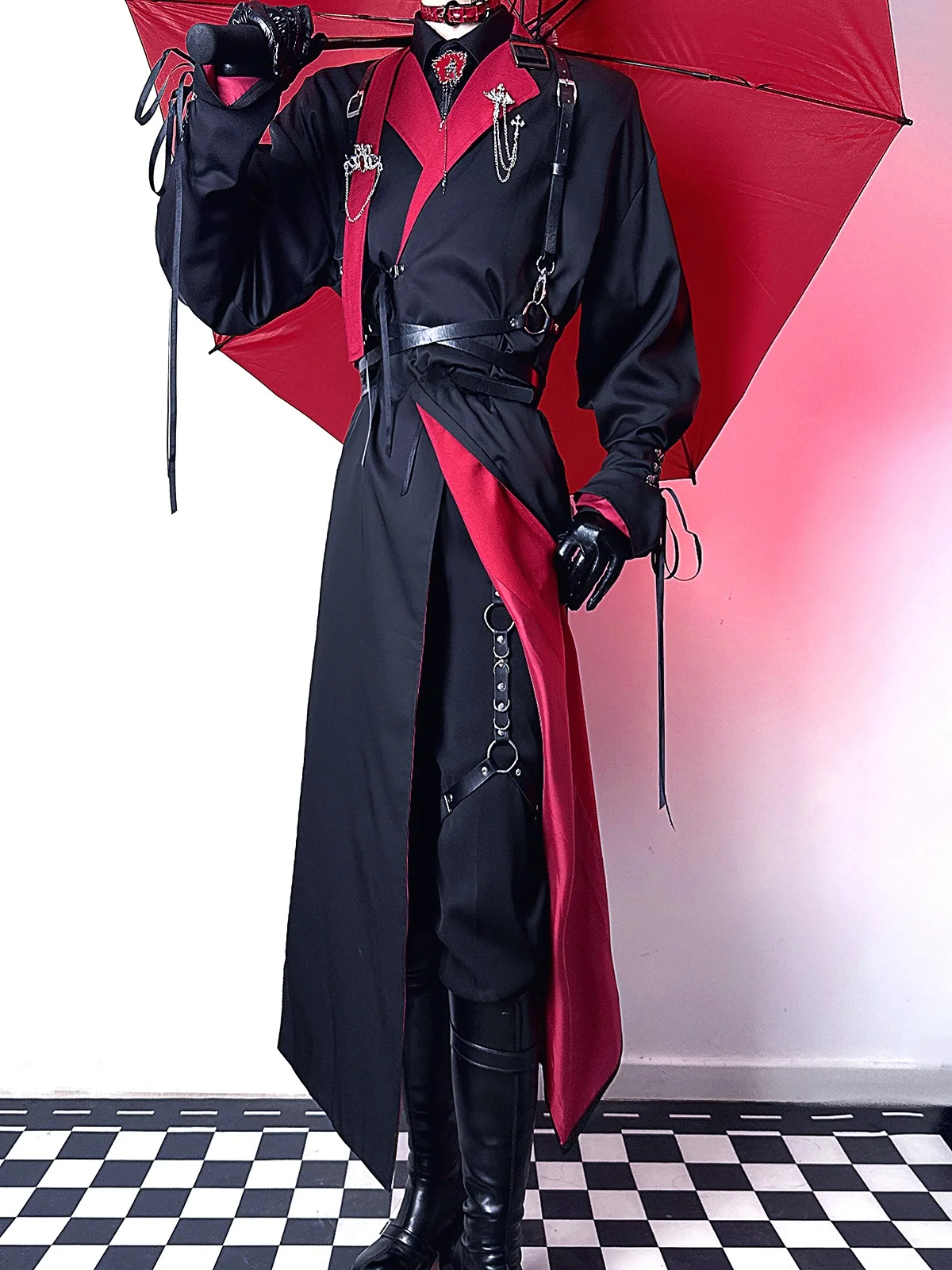 黒い服が赤くなるのは、なぜ？その仕組みと、今こそ選ぶべきコスプレコートとは