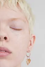 ハート型クリスタルペンダントのシンプルなイヤリング【金銀コンビ・女性用・円形デザイン】