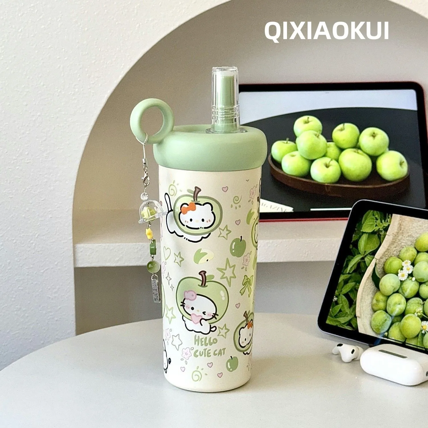青りんごデザインのストロー付き保温マグ：大容量700mlで通勤・学生向けの冷たい飲み物を長時間維持