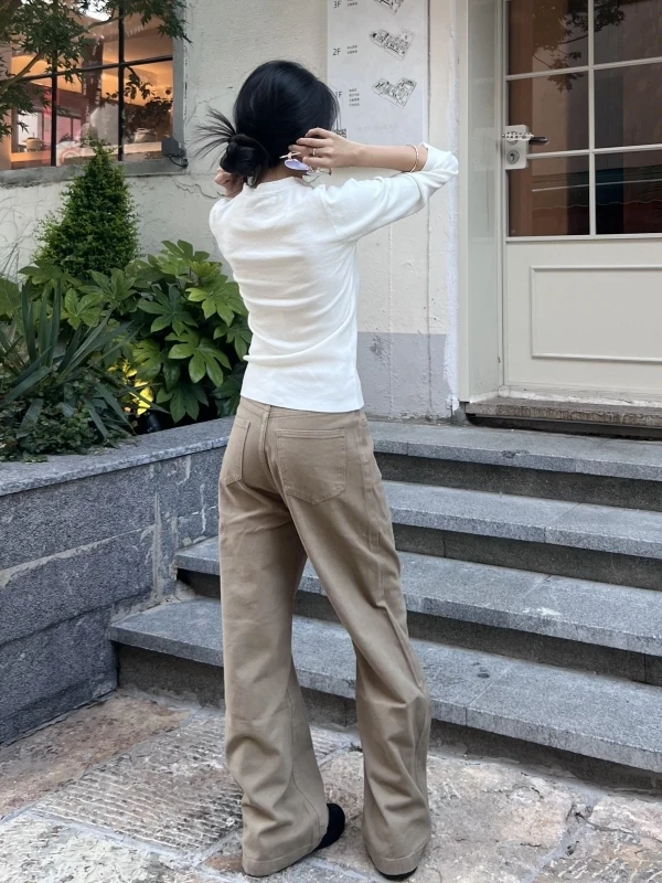 チノパンに合う上着はどこに注目すべき？リアルな着こなしのヒントを解説