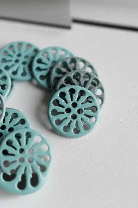 粉色ターコイズブルーコーティングの花輪形金属ボタン【穴あけ不要・18mm】