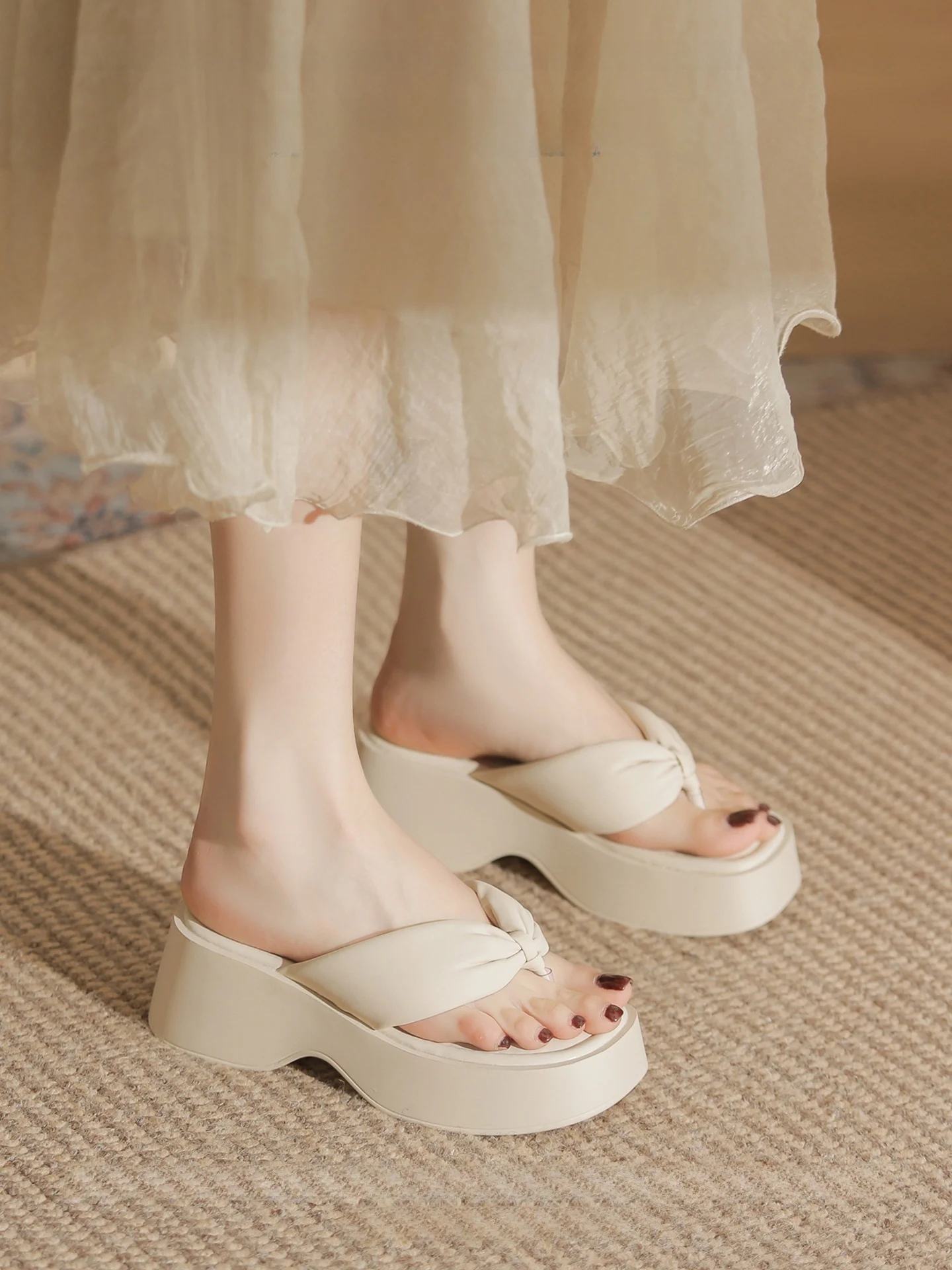 厚底ヒールサンダル：素足で履きたくないシーンに最適な女性用ビーチサンダル