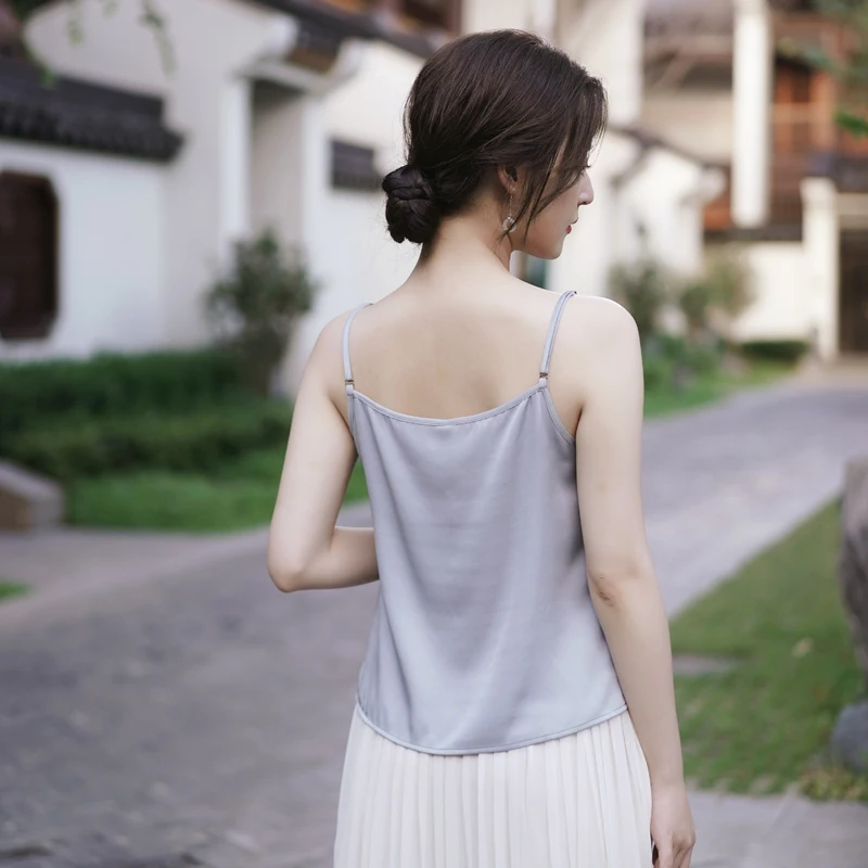 大人可愛い服 50代コーデの本質とは？シルクキャミソールで実現する優雅な日常