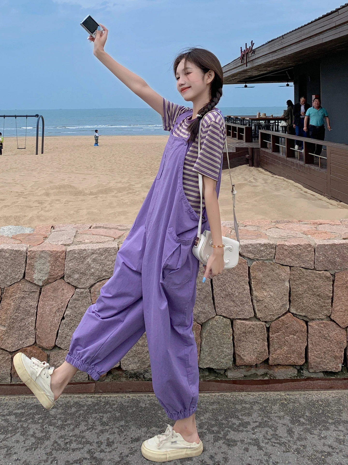 通勤の毎日を、もう少し柔らかくするには？ピンクストライプTシャツとサロペットのセットアップが解決する理由