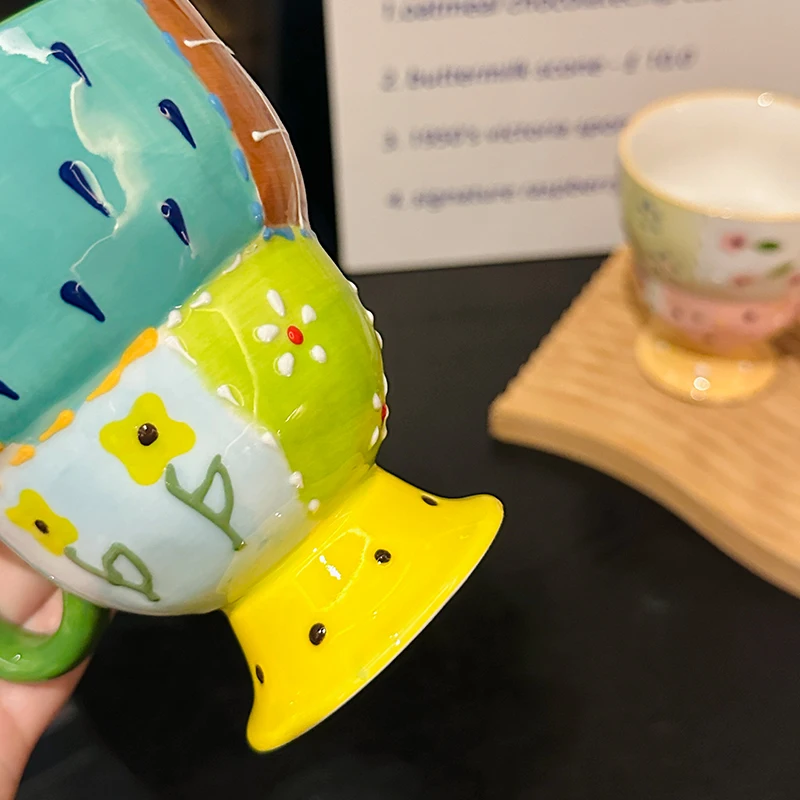高脚タイプの陶器マグカップ：幅広口でコーヒーに最適なこぼれにくいデザイン