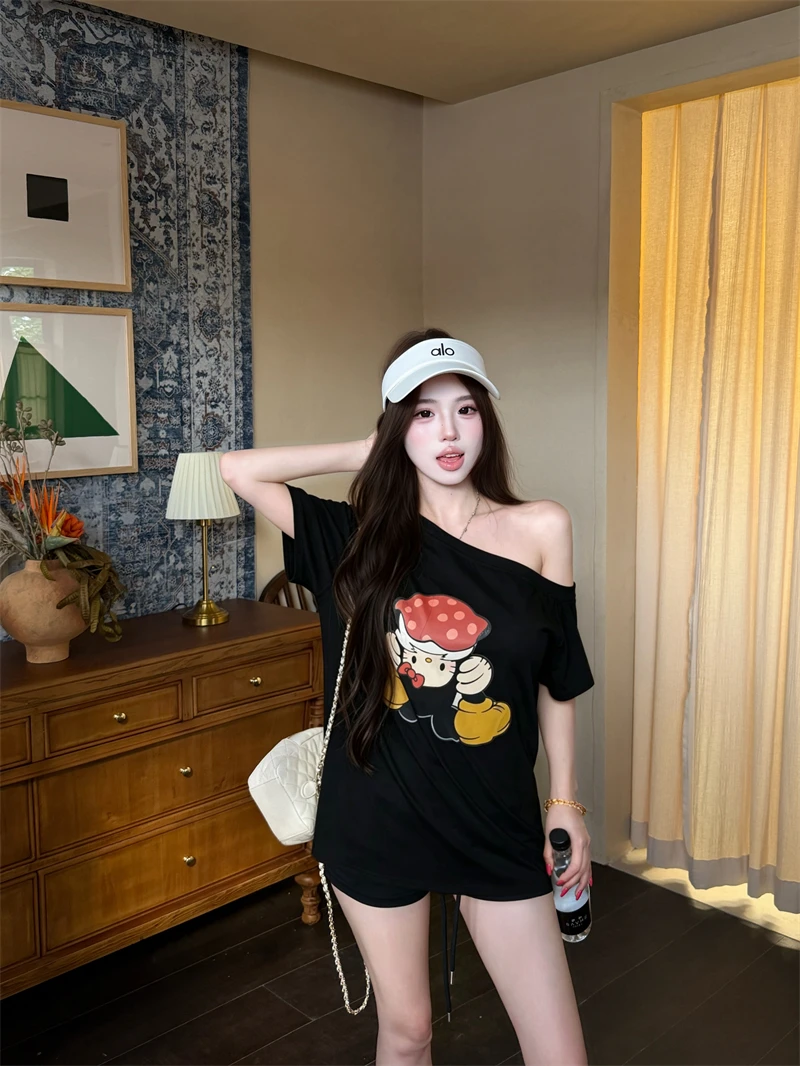 白色カートゥーンプリント斜め肩短袖Tシャツとハイウエストリボンショートパンツのセットアップ