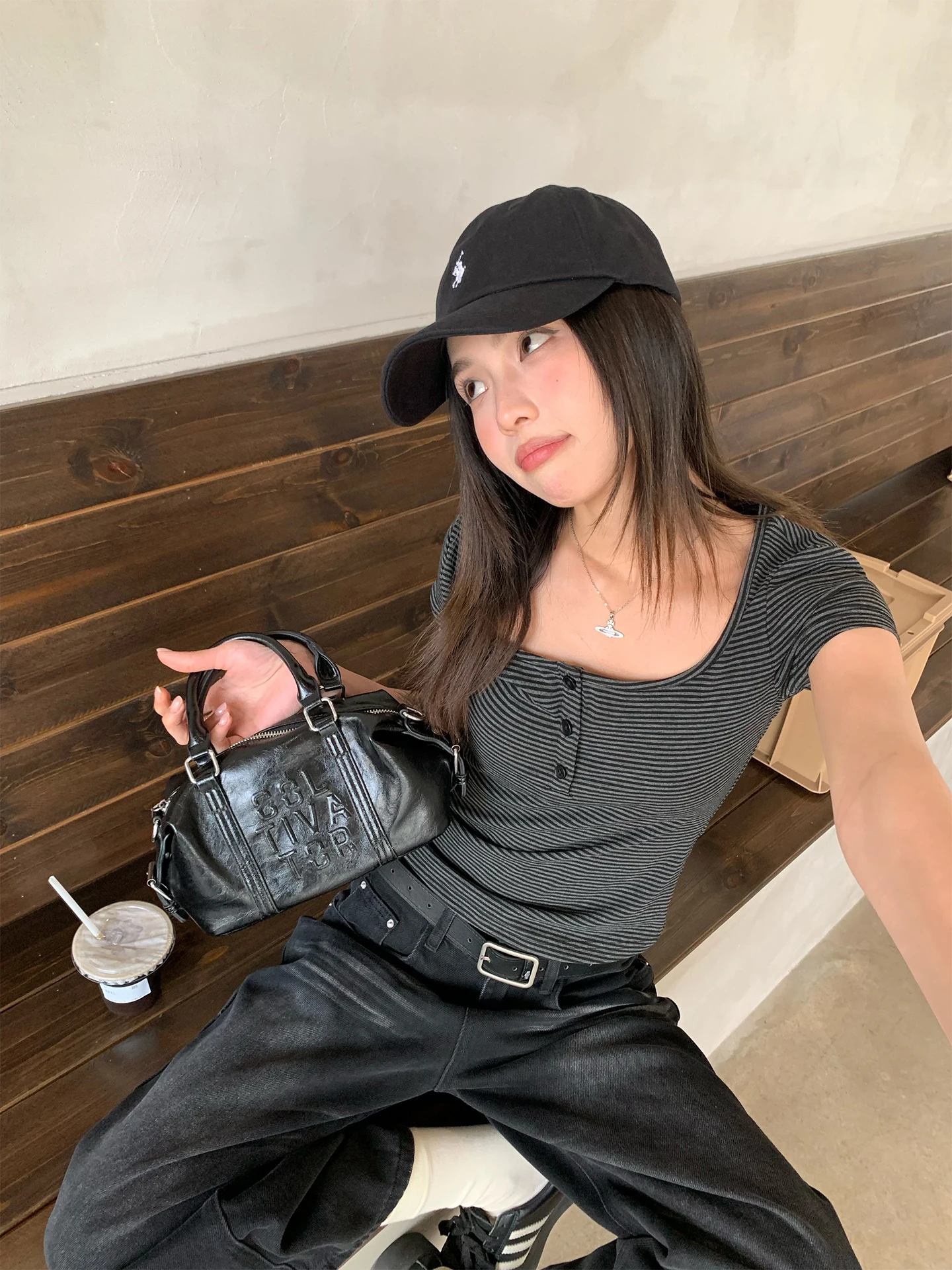 かっこいい エラ張りベース顔 ショート に合う女性用短袖Tシャツの選定ガイド