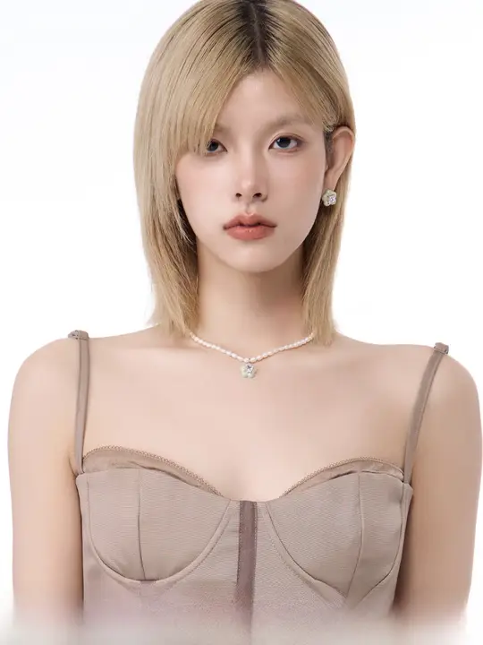 薄荷グリーンの天然淡水パールネックレス【軽やかなデザイン・女性用・ロックボーンチェーン】