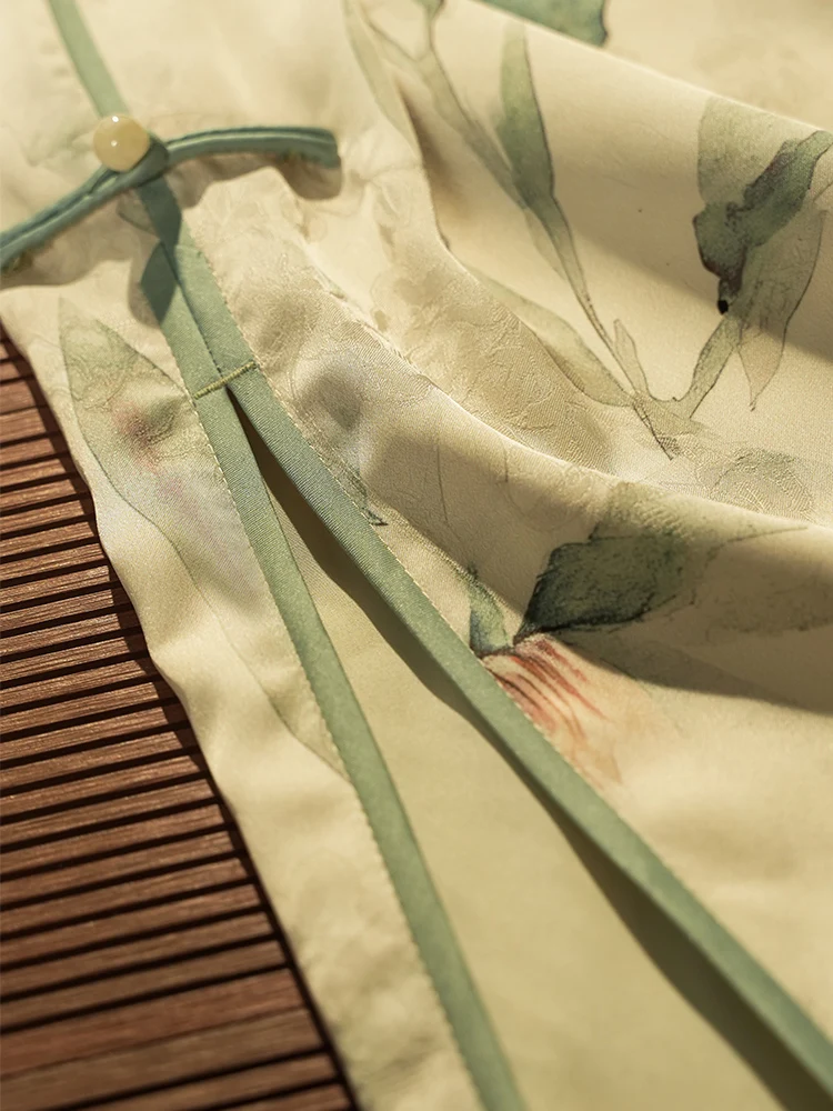 新中式旗袍を日常に取り入れるには？花柄の優雅さが通勤やデートにも活きる理由
