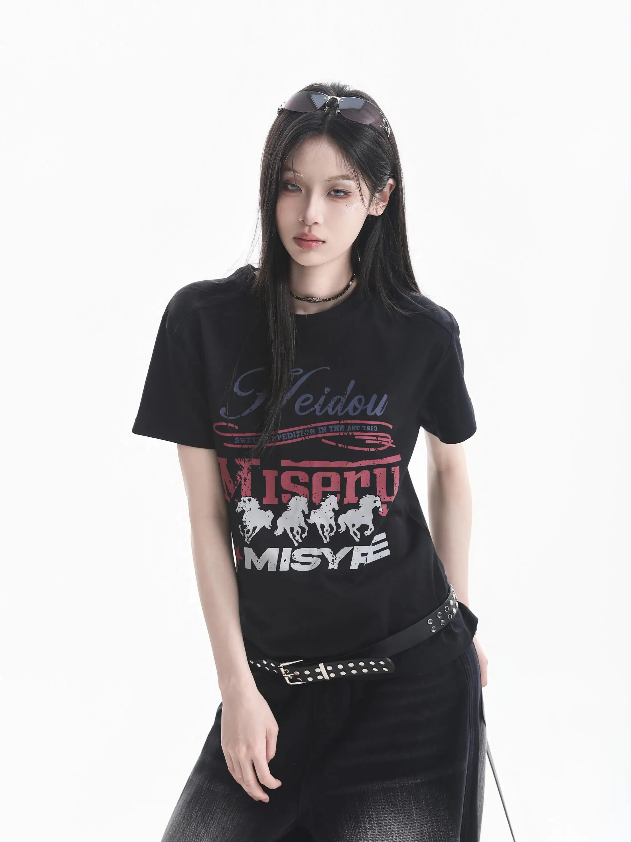 黒Tシャツの色落ちは避けられない？実は「洗い加工」が逆に美しくする理由