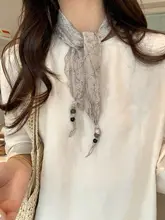 小花柄の三角バンダナシルクスカーフ【春夏用・薄手・アート風・首元のおしゃれ】