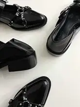 パンキースタイル マリージェーンシューズ【一文字ストラップ・金属装飾・太ヒール】
